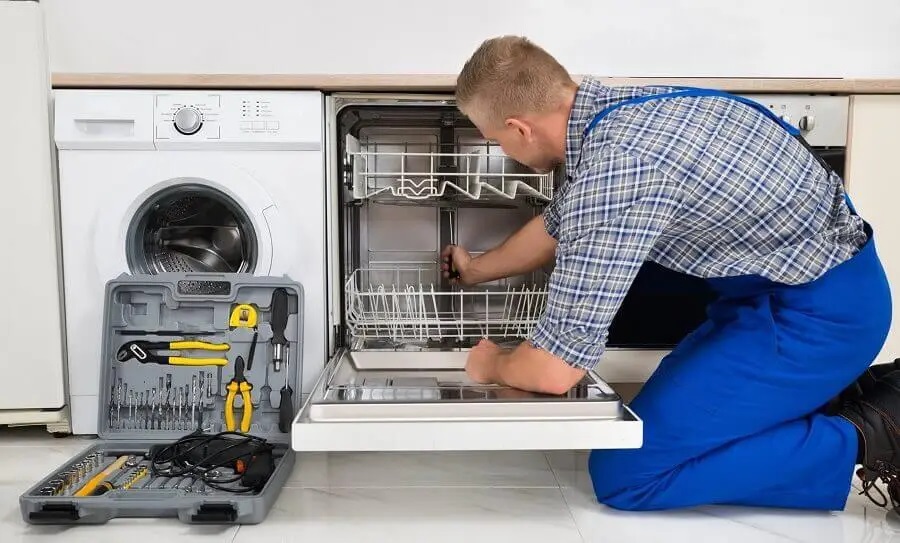Kartepe Maytag servisi teknisyen ekibi beyaz eşya tamiri yaparken